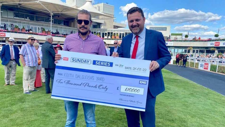 Keith Dalgleish receives his cheque at Sandown (Pic courtesty of Ellie Welton)