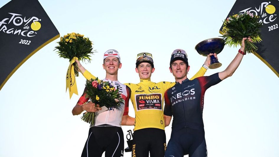 Pogacar (left) can win back the yellow jersey from Vingegaard (centre)