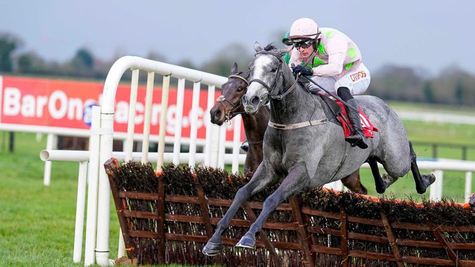 Lossiemouth and Danny Mullins jump the last