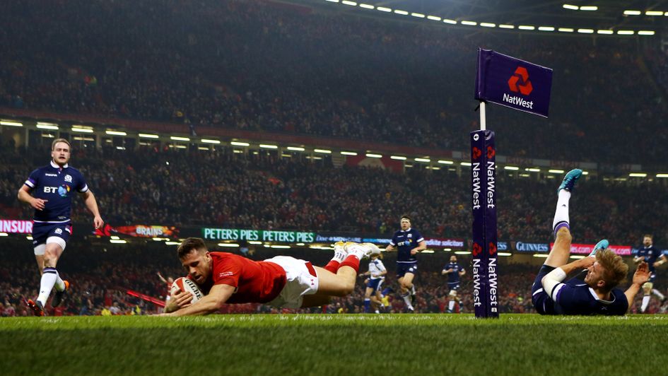 Gareth Davies scores Wales' first try
