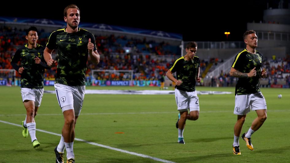Harry Kane warms up with Tottenham team-mates