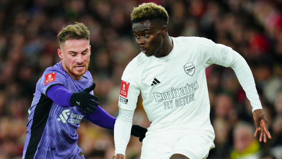 Bukayo Saka battles with Alexis Mac Allister