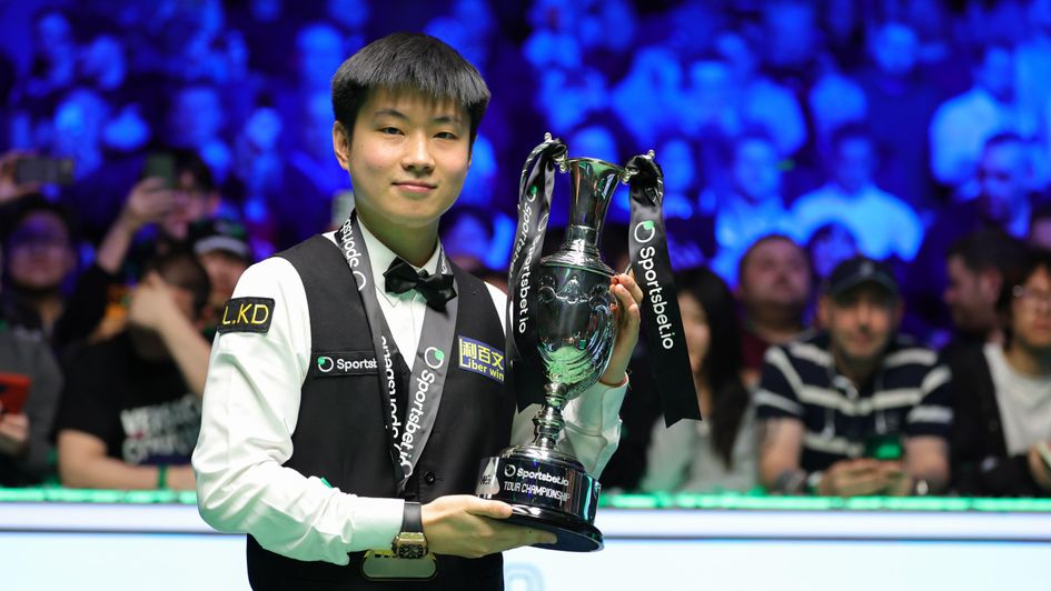 Zhao Xintong with the Tour Championship trophy