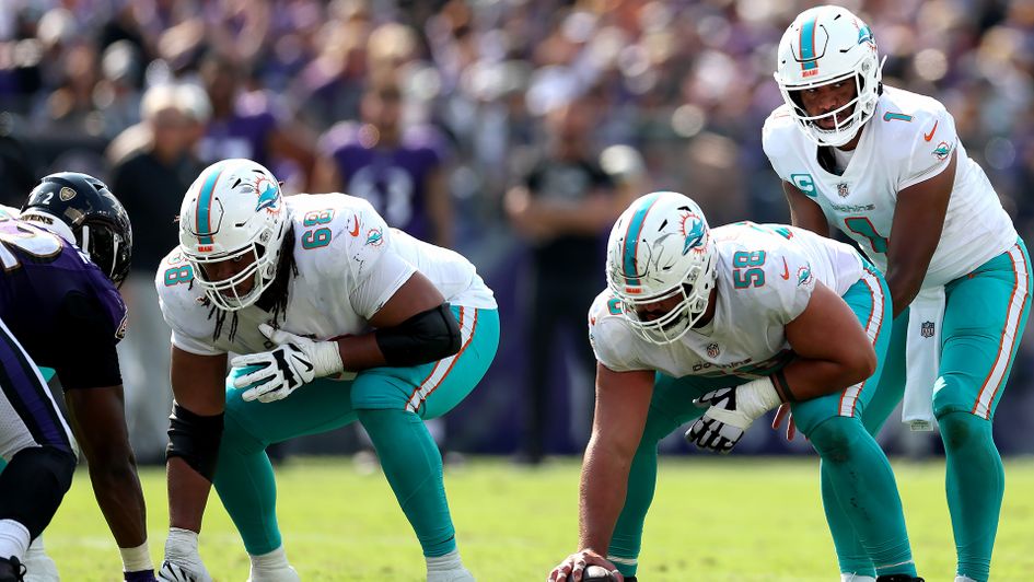 Tua Tagovailoa lines up behind offensive guard Robert Hunt