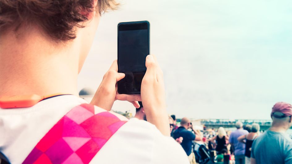 Racegoer films on mobile phone
