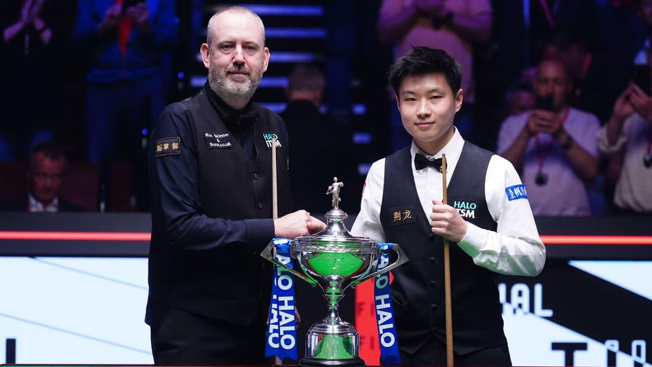 Mark Williams and Zhao Xintong before the final