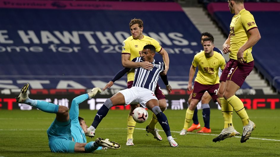 A goalmouth scramble comes to nothing in a rare thing... a 0-0 draw in the Premier League