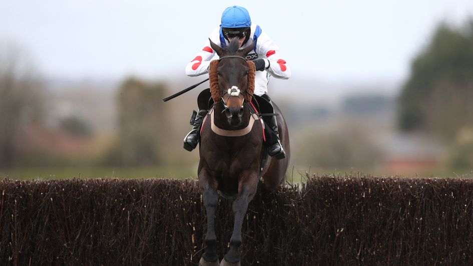 Clan Des Obeaux on his way to victory at Aintree