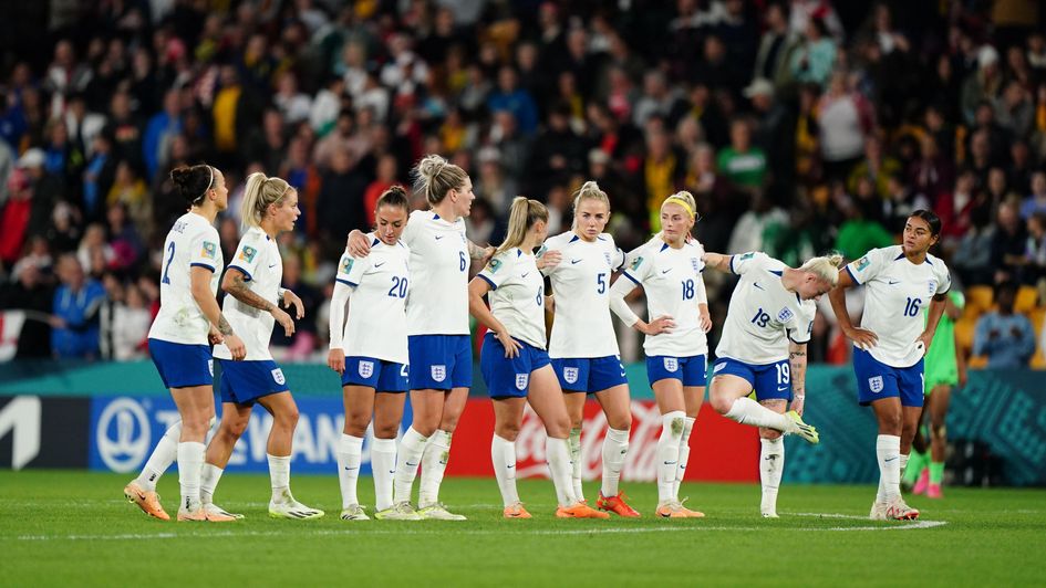England huddle for the penalty shootout