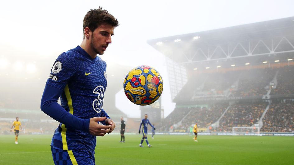 Mason Mount gets ready to take a corner for Chelsea
