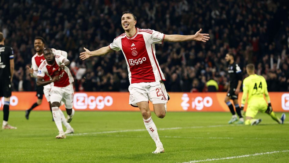 Steven Berghuis celebrates