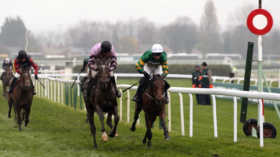 Pentland Hills (black cap) gets the better of Fakir D'Oudairies at Aintree