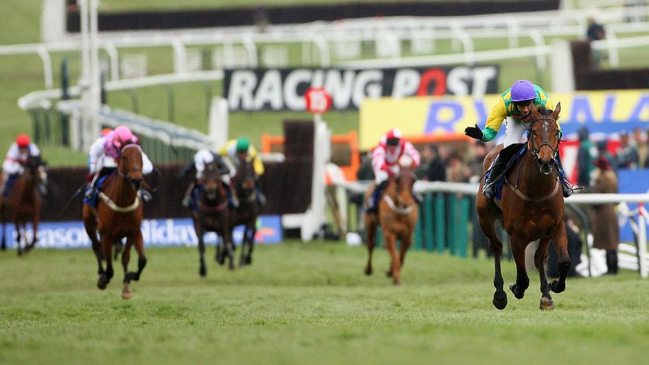 Master Minded and Ruby Walsh streak clear in the 2008 Queen Mother Champion Chase