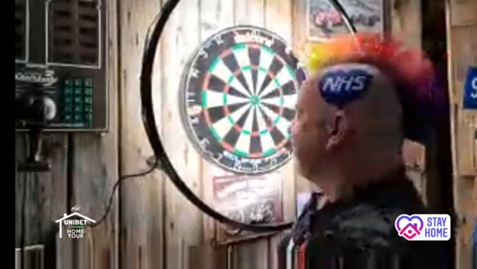 Peter Wright used his hairstyle to pay tribute to the NHS