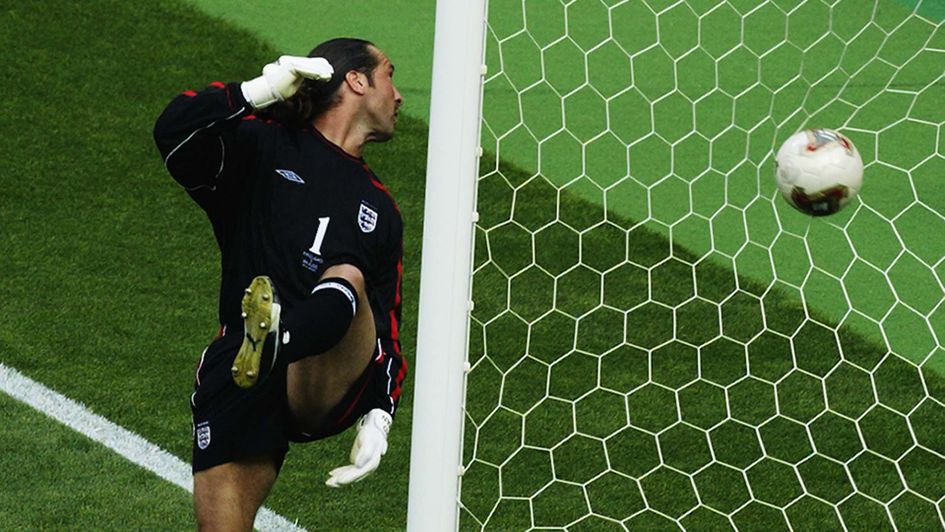 David Seaman beaten by Ronaldinho in 2002