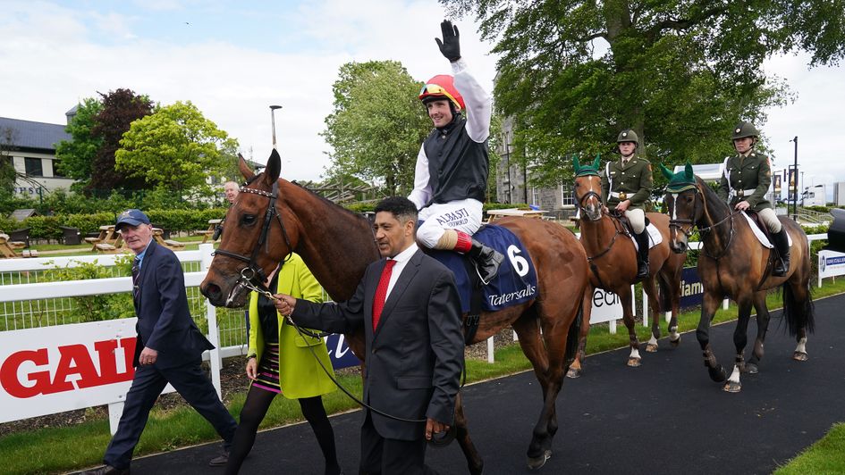Christ Hayes salutes the crowd on Homeless Songs