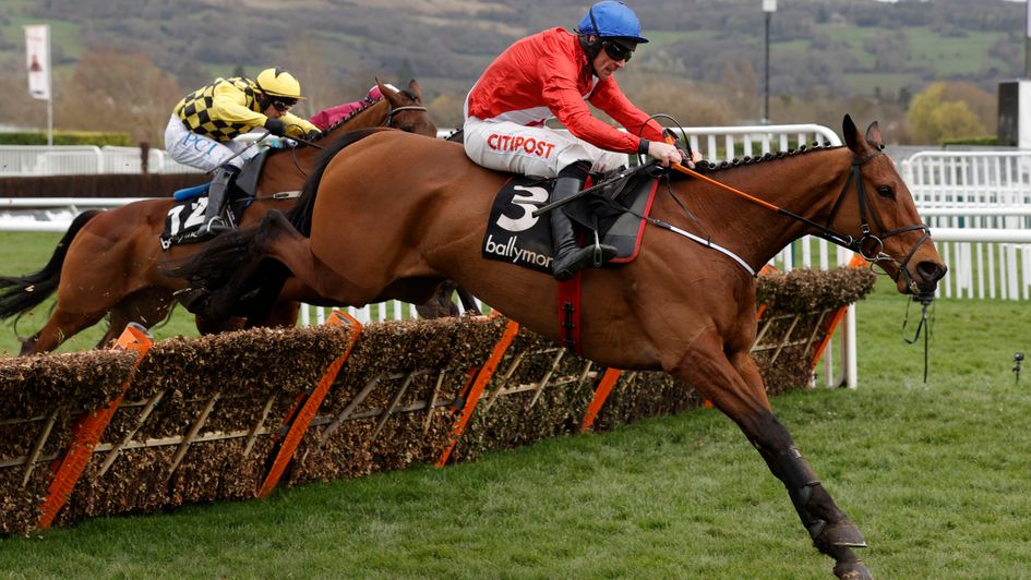 The Big Getaway chases Envoi Allen over the last