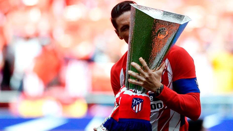 Fernando Torres kisses the Europa League trophy