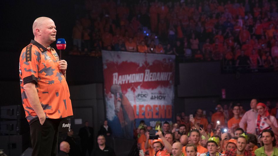 Raymond van Barneveld salutes the Rotterdam crowd after his final match (Picture: Lawrence Lustig/PDc)