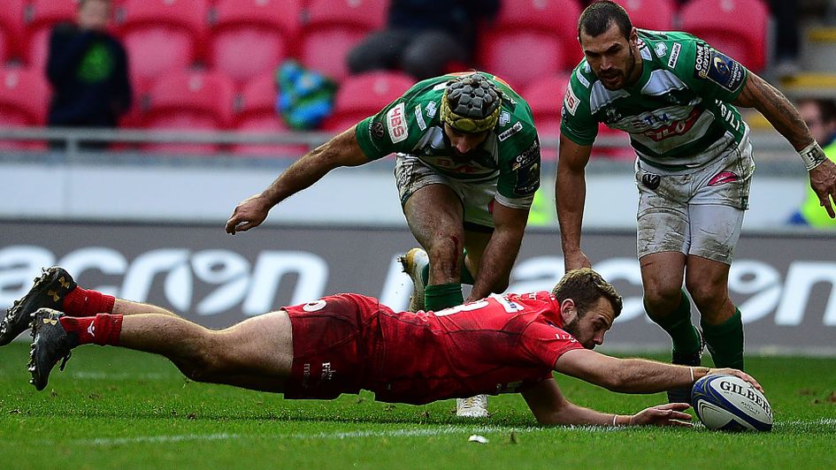 Paul Asquith goes over for Scarlets' winning try