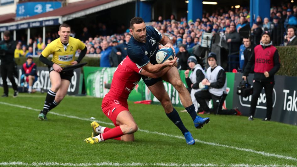 Leinster's Dave Kearney comes down with the ball to score a try