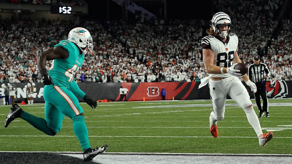 Hayden Hurst scores a touchdown