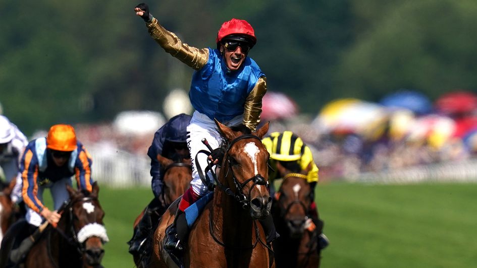 Frankie Dettori celebrates on Courage Mon Ami