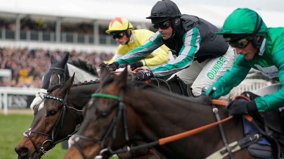 Altior bursts between Sceau Royal and Politologue