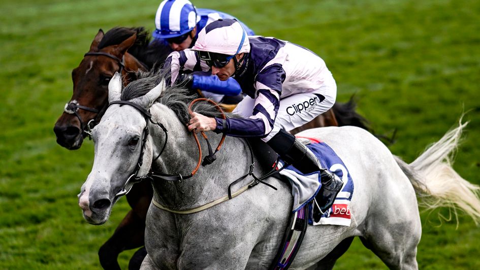 Lord Glitters on his way to victory at York