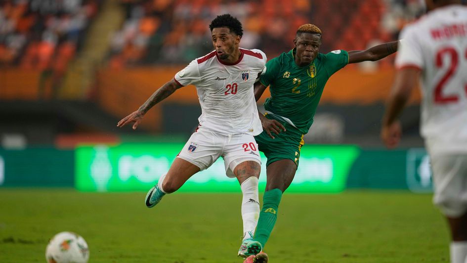 Ryan Mendes (white) tussling against Mauritania