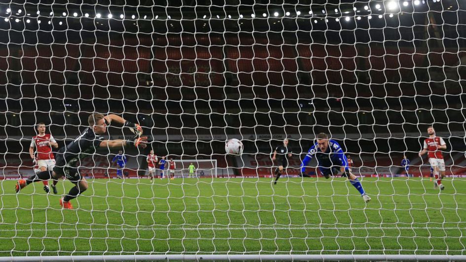 Jamie Vardy scores late winner for Leicester