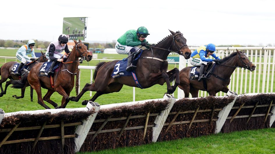 Impaire Et Passe (centre, green silks) at the business end of a dramatic Aintree Hurdle