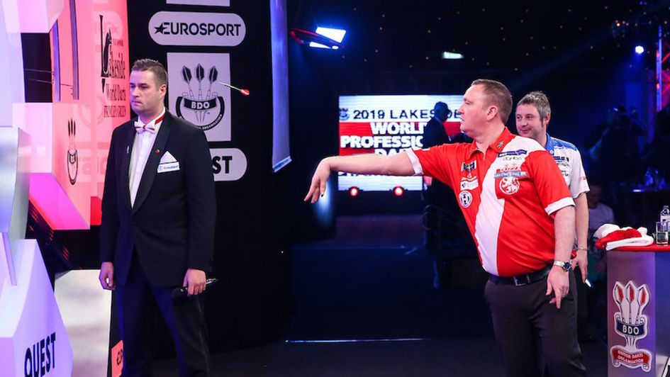 Glen Durrant in action against Scott Baker (Picture: Tip Top Pics/Chris Sargeant)