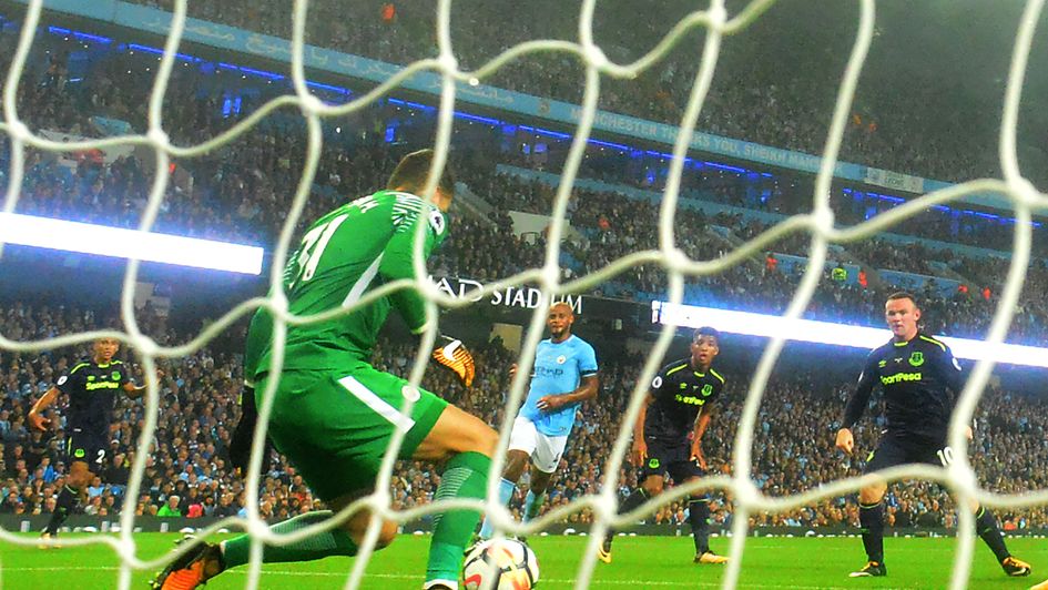 Wayne Rooney gives Everton the lead