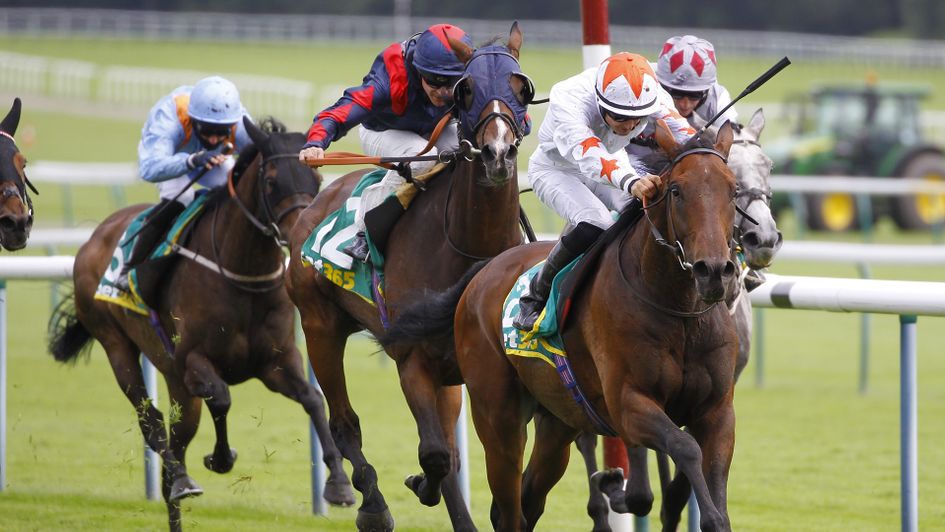 Deja sweeps to the front at Haydock