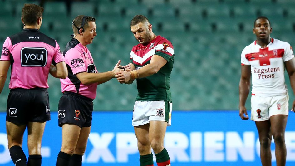 Robbie Farah complains to the referee 