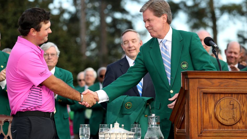 Fred Ridley shakes hands with Patrick Reed