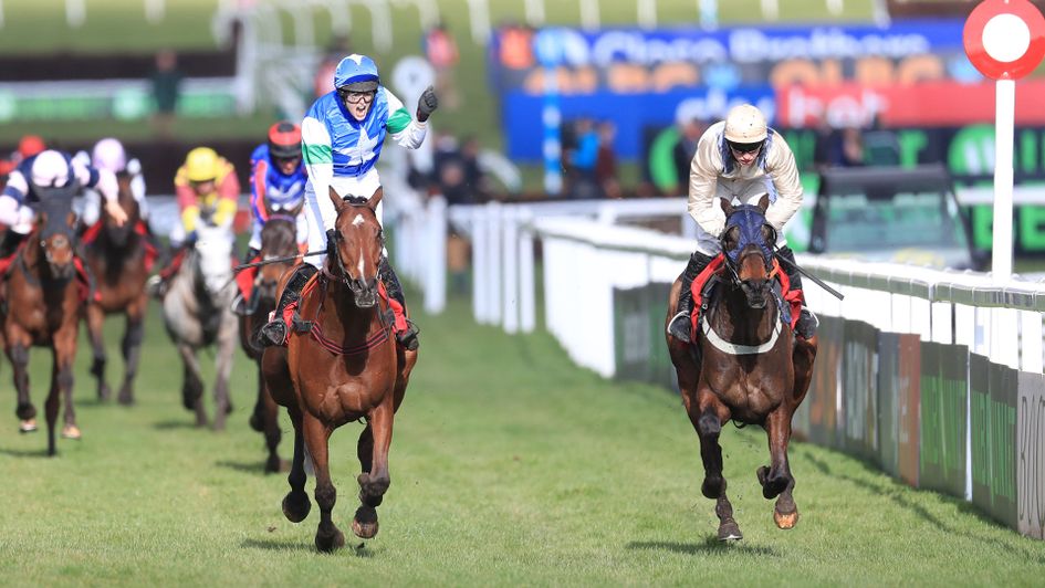 Lizzie Kelly celebrates on Coo Star Sivola