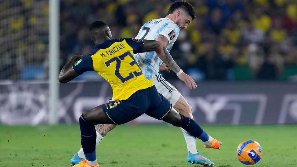 Moises Caicedo fights for the ball with Rodrigo de Paul