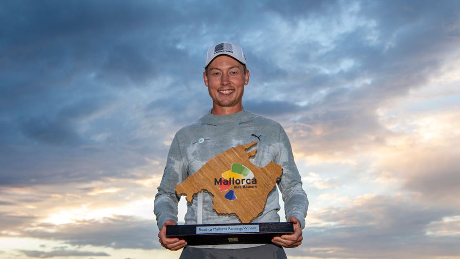 Marcus Helligkilde with the Road to Mallorca trophy