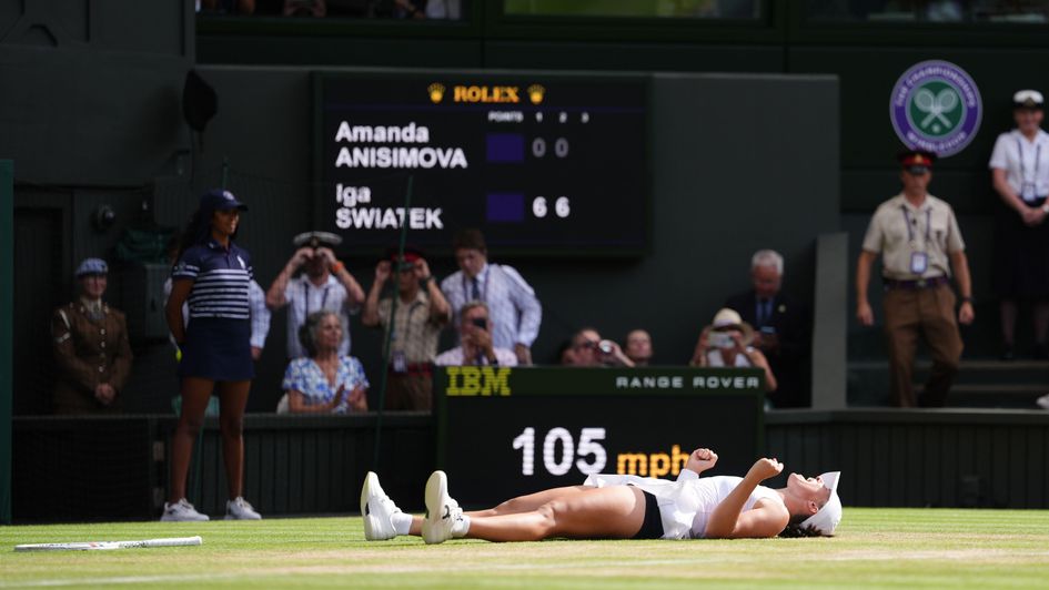 Iga Swiatek celebrates after a dominant win