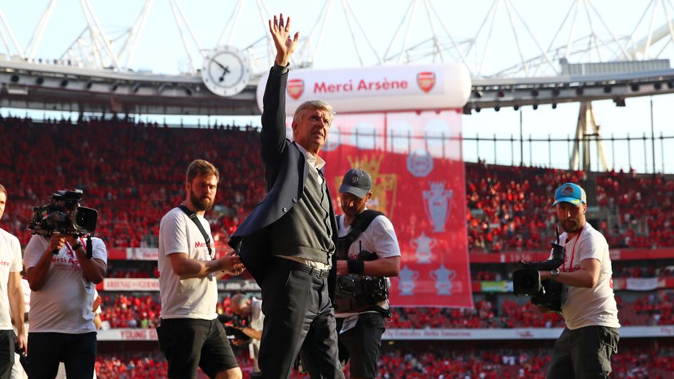 Arsene Wenger says farewell to the Emirates in his last Arsenal home game