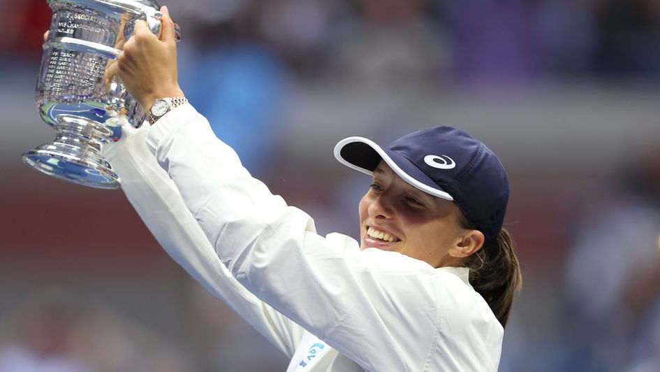 Iga Swiatek with the US Open trophy