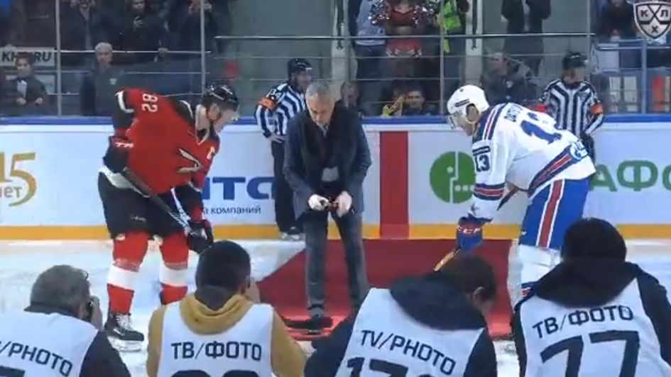 Jose Mourinho's ceremonial puck drop didn't quite go to plan (Photo: @KHL_eng on Twitter)