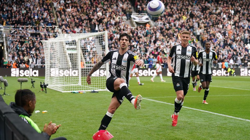 Sandro Tonali celebrates