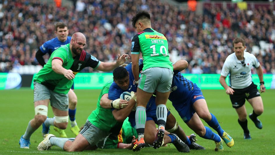 Saracens Will Skelton (centre) scores his sides second try