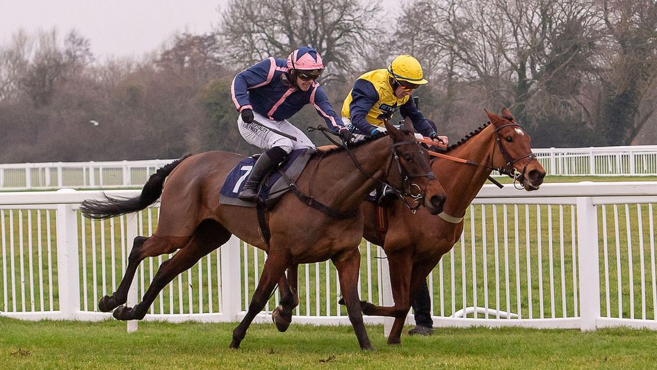 Highlands Legacy (nearside) overhauls Torneo in the nick of time