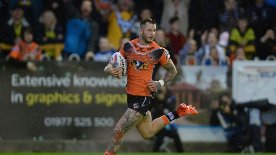 Zak Hardaker scores a try