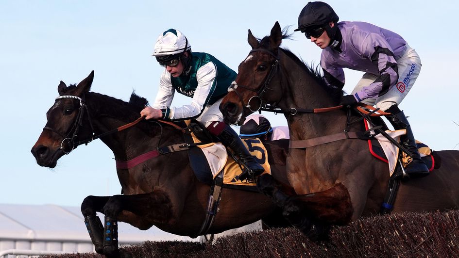 L'Homme Presse (left) overtakes Stage Star in the Cotswold Chase