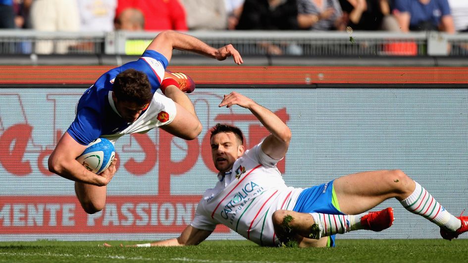 Damian Penaud scores for France